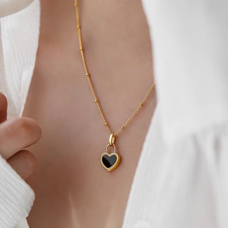 Black heart necklace