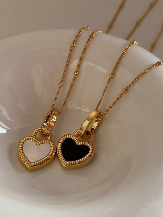 Black heart necklace